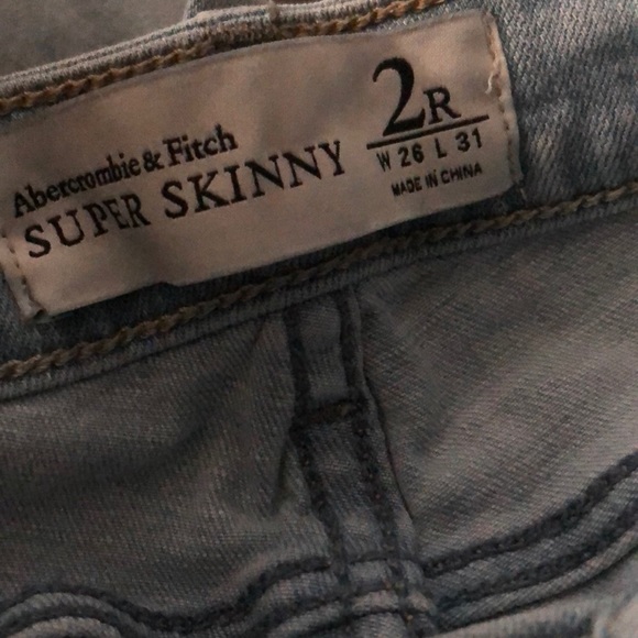 Light wash ripped jeans - Picture 6 of 6